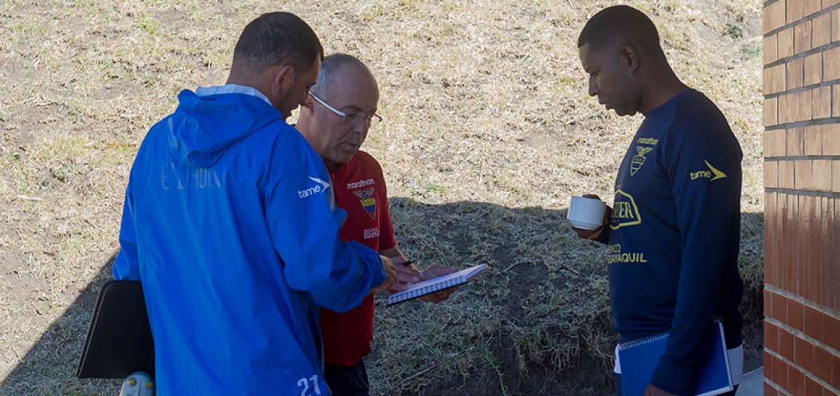 Jorge C&eacute;lico (rojo) conversa con &Eacute;disson M&eacute;ndez (der.) y Luigi Pescarolo, en trabajos con la selecci&oacute;n sub-20. 