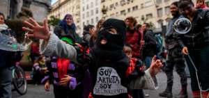 Artistas callejeros protestan en Argentina contra regulaci&oacute;n de su actividad