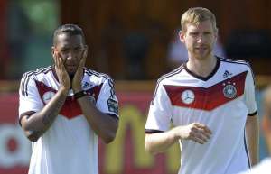 Per Metersacker (d.) prefiri&oacute; dar un paso al costado en la selecci&oacute;n para concentrarse solo en jugar para su equipo, el Arsenal. Foto: EFE