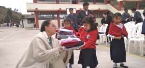 Para los padres de familia esta entrega representa un apoyo para que sus hijos sigan con los estudios sin inconvenientes, y como muestra de agradecimiento realizaron un baile t&iacute;pico.