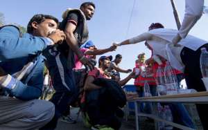 Miembros de la Cruz Roja de Hungr&iacute;a se ubican en los lados de las carreteras para asistir a los migrantes. Foto: AFP