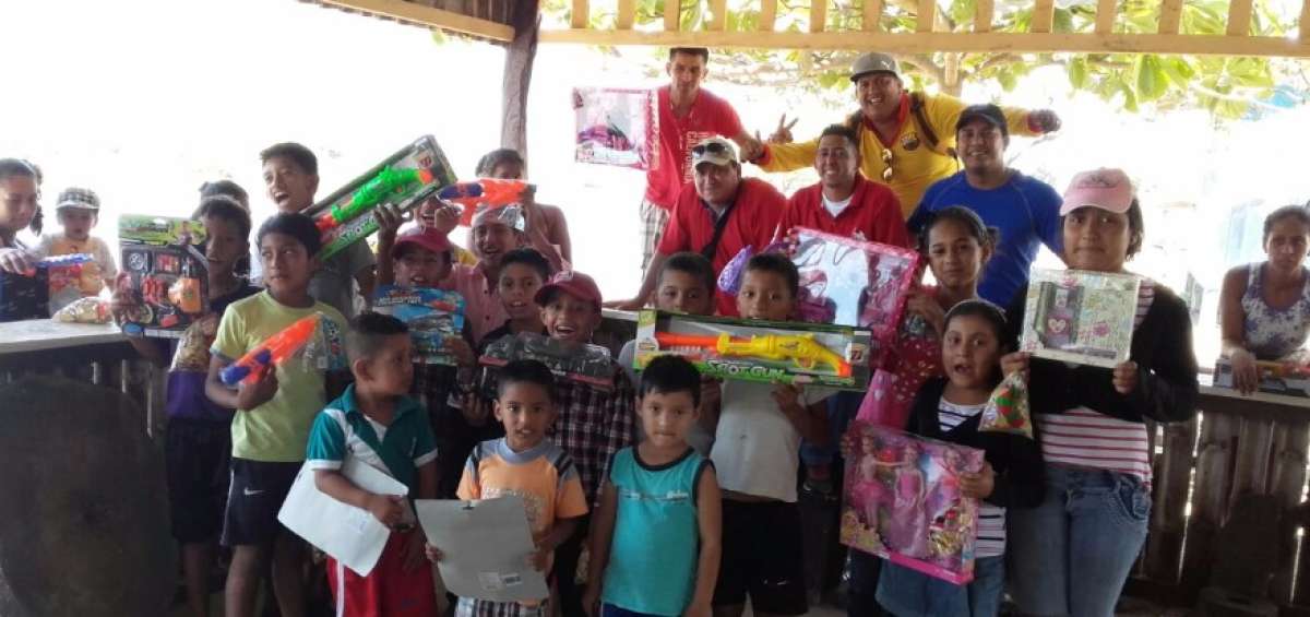 Los peque&ntilde;os reciben juguetes dos d&iacute;as antes de la Navidad y sus padres son beneficiados con v&iacute;veres y productos de primera necesidad.