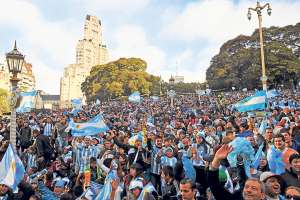 Miles de hinchas argentinos salieron el mi&eacute;rcoles pasado a las calles de Buenos Aires para festejar la clasificaci&oacute;n a la final del Mundial Brasil 2014, tras la victoria en penaltis sobre Holanda. Foto: EFE.