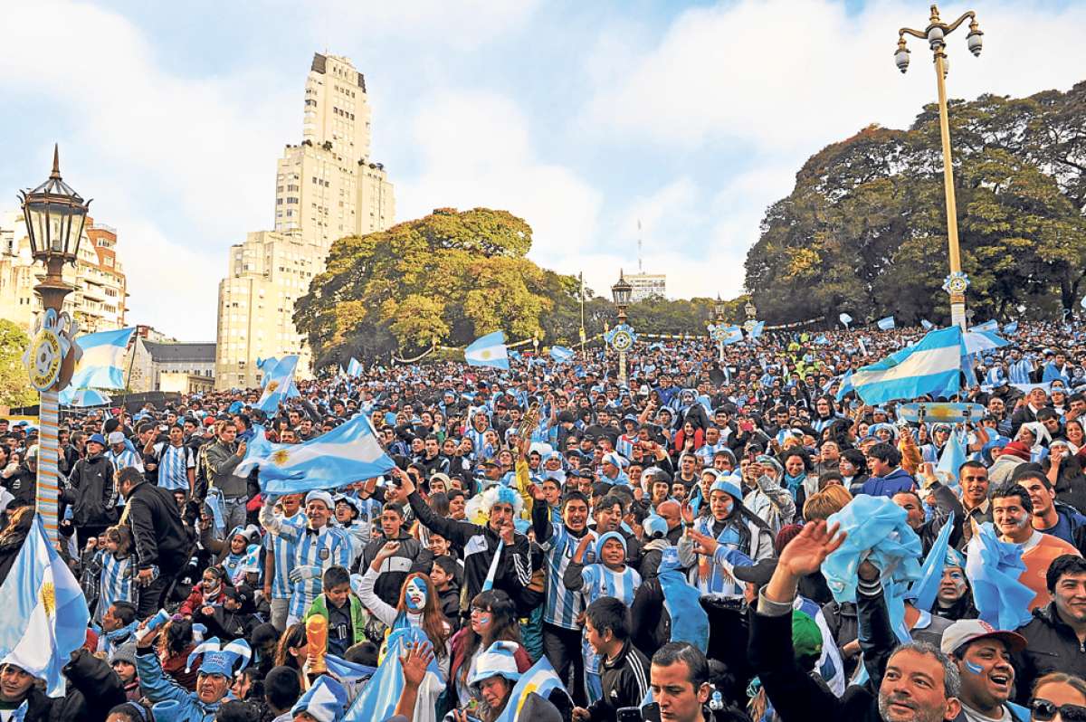 Miles de hinchas argentinos salieron el mi&eacute;rcoles pasado a las calles de Buenos Aires para festejar la clasificaci&oacute;n a la final del Mundial Brasil 2014, tras la victoria en penaltis sobre Holanda. Foto: EFE.