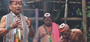 Los atuendos con llamativos colores son parte de la riqueza hist&oacute;rica de los ts&aacute;chilas en sus rituales.