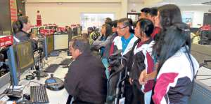 Los estudiantes del Taller de Periodismo de Cuenca recibieron detalles del trabajo que realiza el ECU911 Austro. Foto: Rodrigo Matute Torres/ El Telegrafo