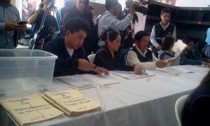 Los verificadores y digitalizadores revisan que los formularios no tengan manchones y est&eacute;n en el papel adecuado. Foto: Mar&iacute;a Elena Vaca/El Tel&eacute;grafo