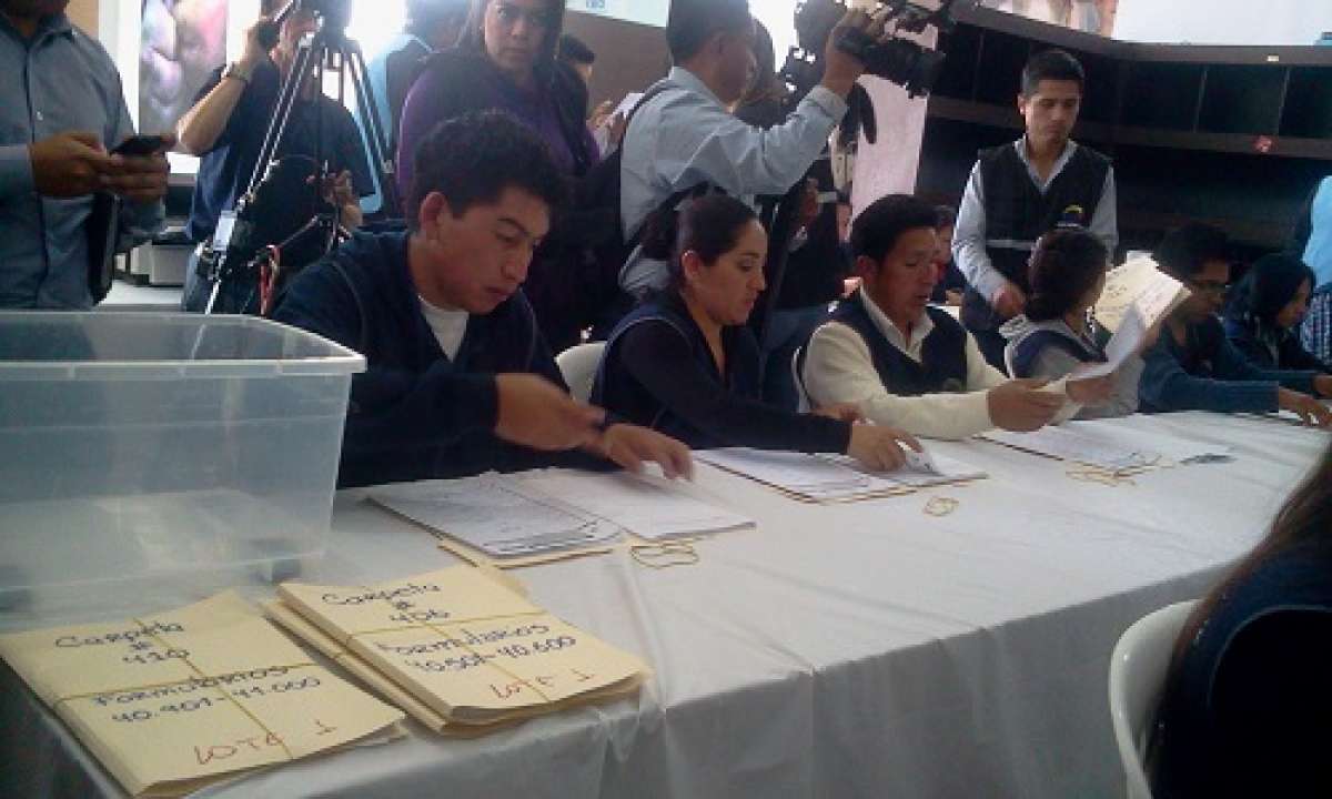 Los verificadores y digitalizadores revisan que los formularios no tengan manchones y est&eacute;n en el papel adecuado. Foto: Mar&iacute;a Elena Vaca/El Tel&eacute;grafo