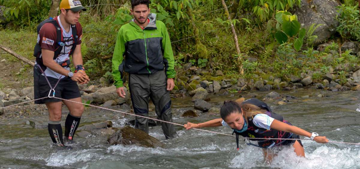 Los participantes colaboran entre s&iacute; para superar los obst&aacute;culos naturales que se encuentran en el camino. Ayer la competencia pas&oacute; cerca de La Man&aacute;.