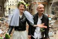 Una pareja se casó en Jarkóv, ciudad devastada por la guerra