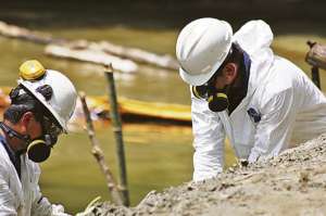 Un deslizamiento de la capa asf&aacute;ltica ocasion&oacute; la rotura del ducto y la fuga del material, en el kil&oacute;metro 16 de la carretera Tarapoa-Lago Agrio. Foto: Cortes&iacute;a  