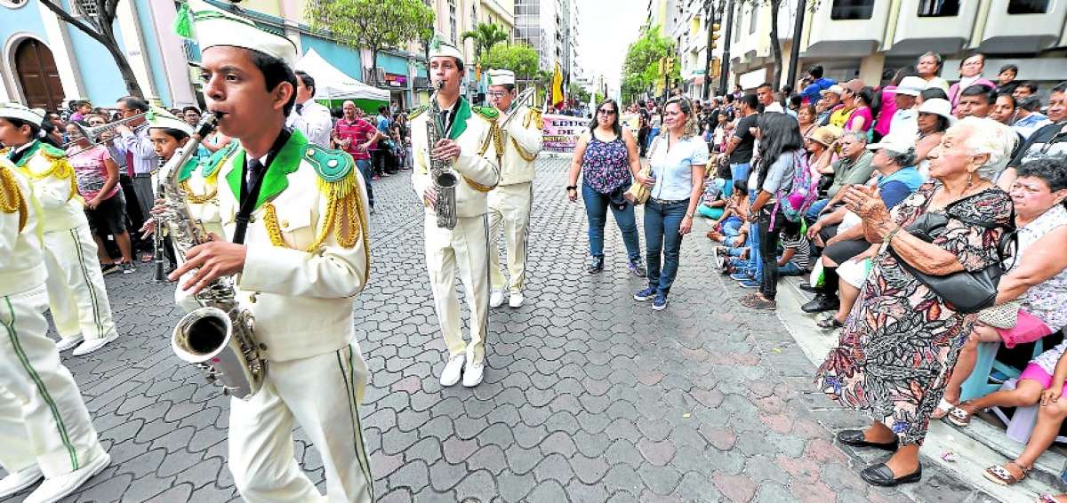 Los estudiantes partieron desde las Esclusas, recorrieron la avenida Quito, la 9 de Octubre y concluyeron el desfile en las calles Icaza y  Malec&oacute;n Sim&oacute;n Bol&iacute;var.  