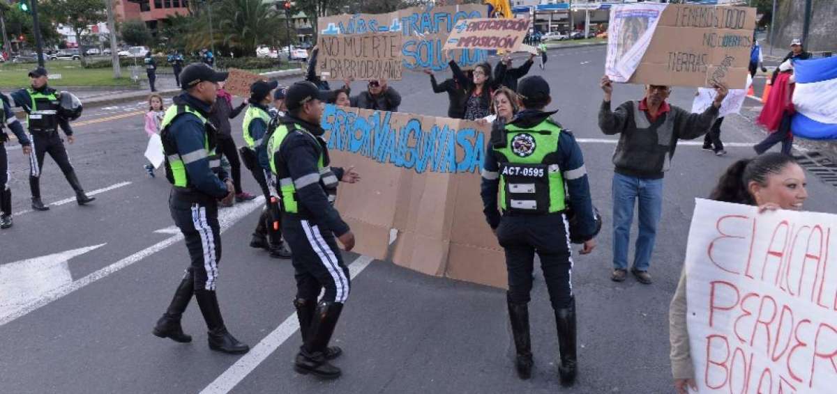 Barrio Bola&ntilde;os  protest&oacute; por 'Soluci&oacute;n Vial Guayasam&iacute;n' de Quito
