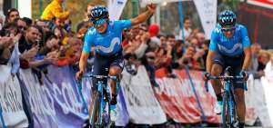 El ciclista ecuatoriano Richard Carapaz (i) celebra al cruzar la meta de la segunda etapa de la Vuelta a Asturias, junto a su compa&ntilde;ero Mikel Landa.   