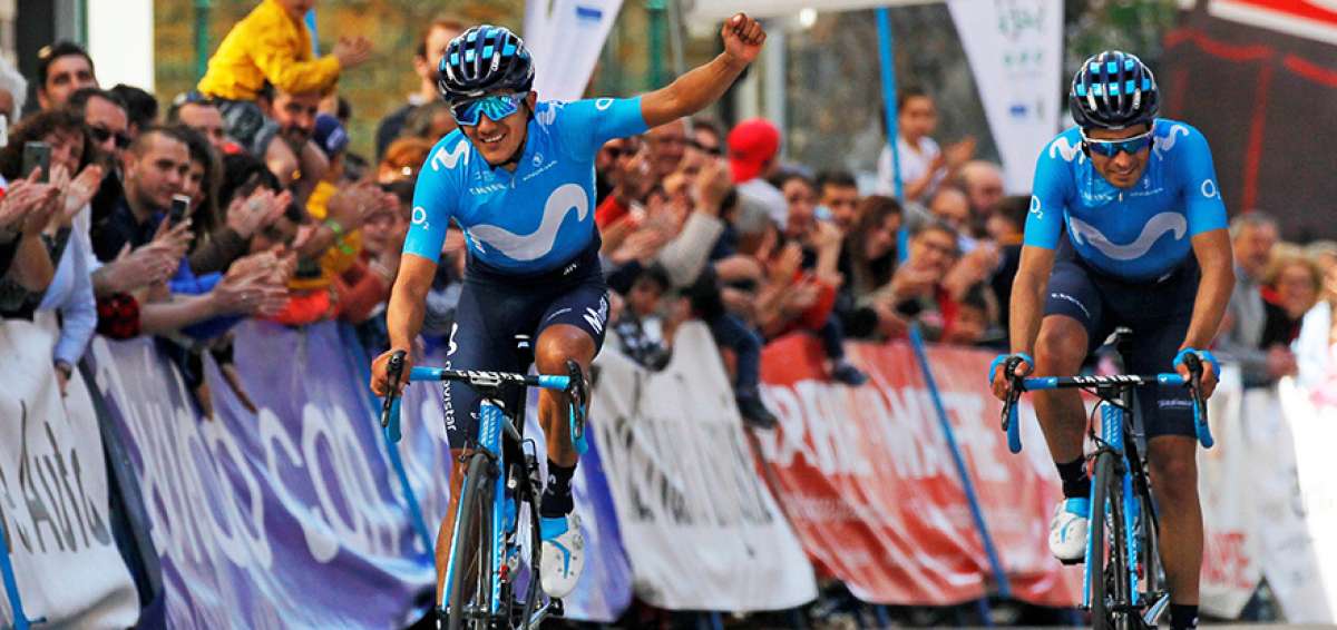 El ciclista ecuatoriano Richard Carapaz (i) celebra al cruzar la meta de la segunda etapa de la Vuelta a Asturias, junto a su compa&ntilde;ero Mikel Landa.   