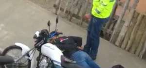 El hecho gener&oacute; debate en las redes sociales por la actuaci&oacute;n del gendarme, que luego de neutralizar al sospechoso le propin&oacute; varias patadas.