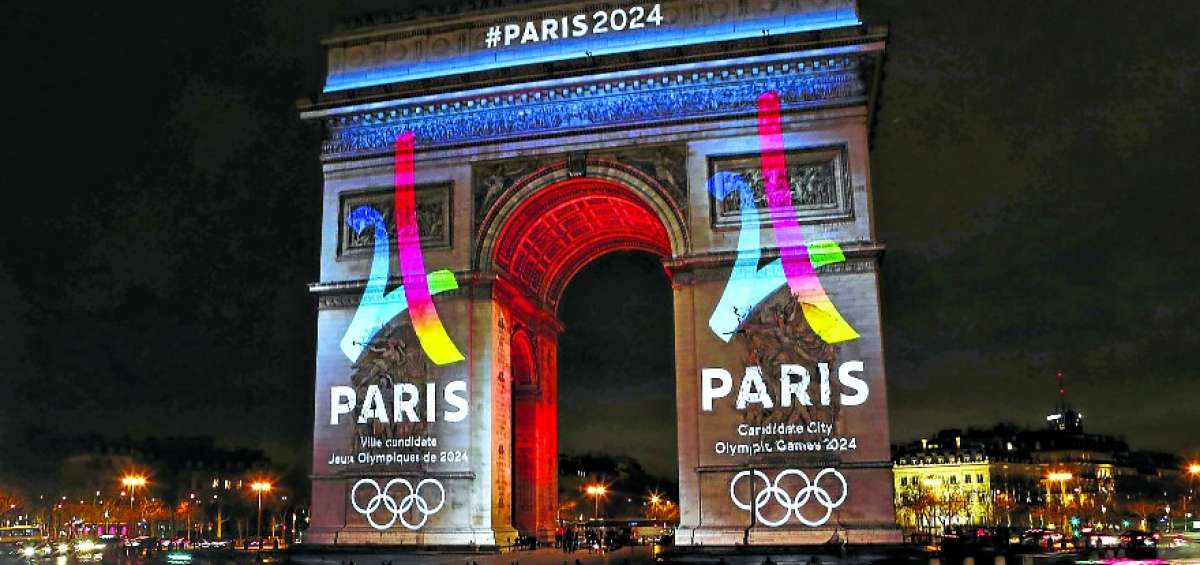El m&iacute;tico Arco del Triunfo se ilumin&oacute; el fin de semana pasado con el logo principal de la candidatura de Par&iacute;s 2024. 