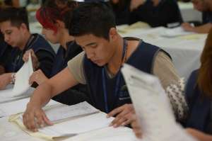  En el centro de mando, personal del CNE verifica cada que cada formulario cumpla con los par&aacute;metros establecidos para este proceso. Foto: Santiago Aguirre/ El Tel&eacute;grafo