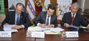 Ricardo Estrada, de la Corpei (izquierda); V&iacute;ctor Jurado, director de Pro Ecuador (centro); y Mauricio Vel&aacute;squez, de la CAF (derecha), firmaron el convenio.