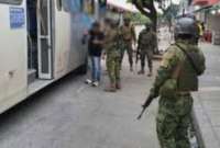 Militares realizan operativos en las calles de Guayaquil.