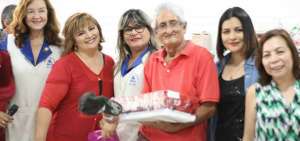 Los adultos mayores recibieron regalos del Comit&eacute; de Damas del Voluntariado. En el 2018 el agasajo cont&oacute; con 500 invitados.          