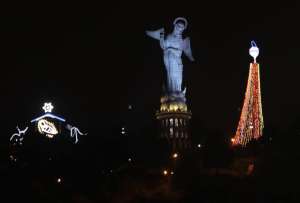 El pesebre del Panecillo ya ilumina las noches de Quito por Navidad