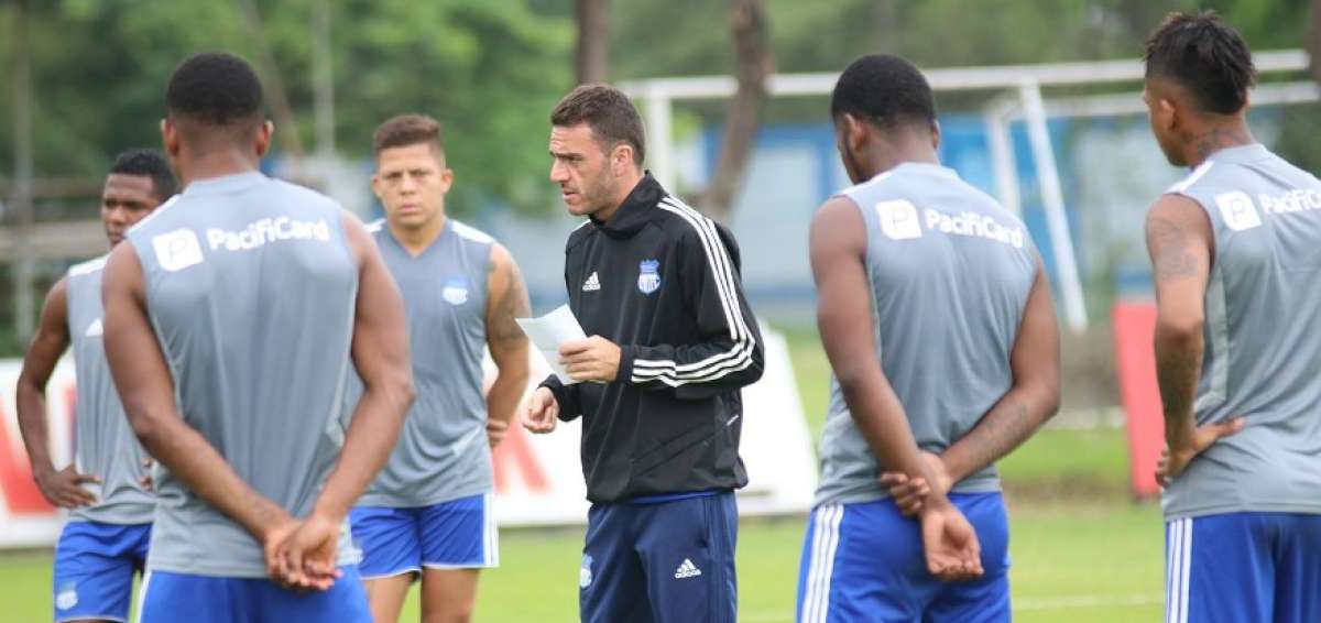 Mariano Soso, director t&eacute;cnico de Emelec, conversa con los jugadores, en un entrenamiento en el Complejo de Samanes, norte de Guayaquil.