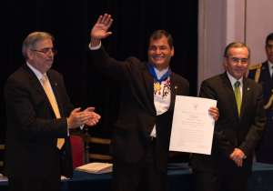 El Mandatario ecuatoriano fue investido doctor "honoris causa" por la Universidad de Santiago. Foto: Marco Salgado/ EL TEL&Eacute;GRAFO.