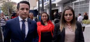 Familiares de Froil&aacute;n Jim&eacute;nez, acompa&ntilde;ados del abogado defensor Edwin Romero, acuden a la Fiscal&iacute;a Provincial para conocer los avances del caso.