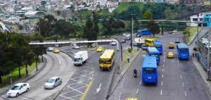 La presencia de agentes en la subida a la avenida Napo no siempre ayuda a solucionar el tema del tr&aacute;nsito.