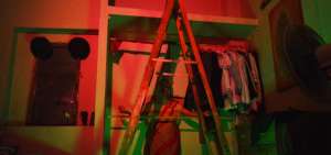 La ilusi&oacute;n de los dobles (foto) es un ejercicio perform&aacute;tico con instalaci&oacute;n que se mueve en torno al momento.