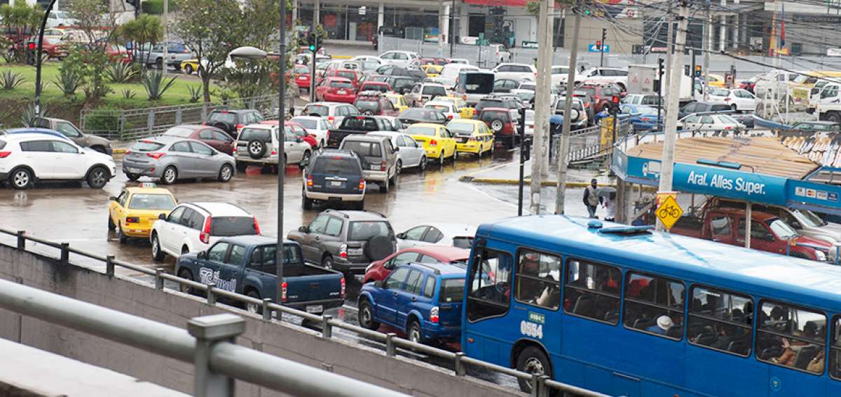 El sector de La Y (norte de Quito) fue ayer uno de los puntos m&aacute;s conflictivos de tr&aacute;fico vehicular. Transitar por la zona tom&oacute; m&aacute;s de una hora.