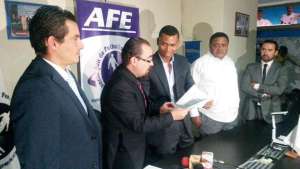 Iv&aacute;n Hurtado recibi&oacute; el Acuerdo Ministerial de manos del Viceministro Manolo Rodas: Foto: @MinTrabajoEc