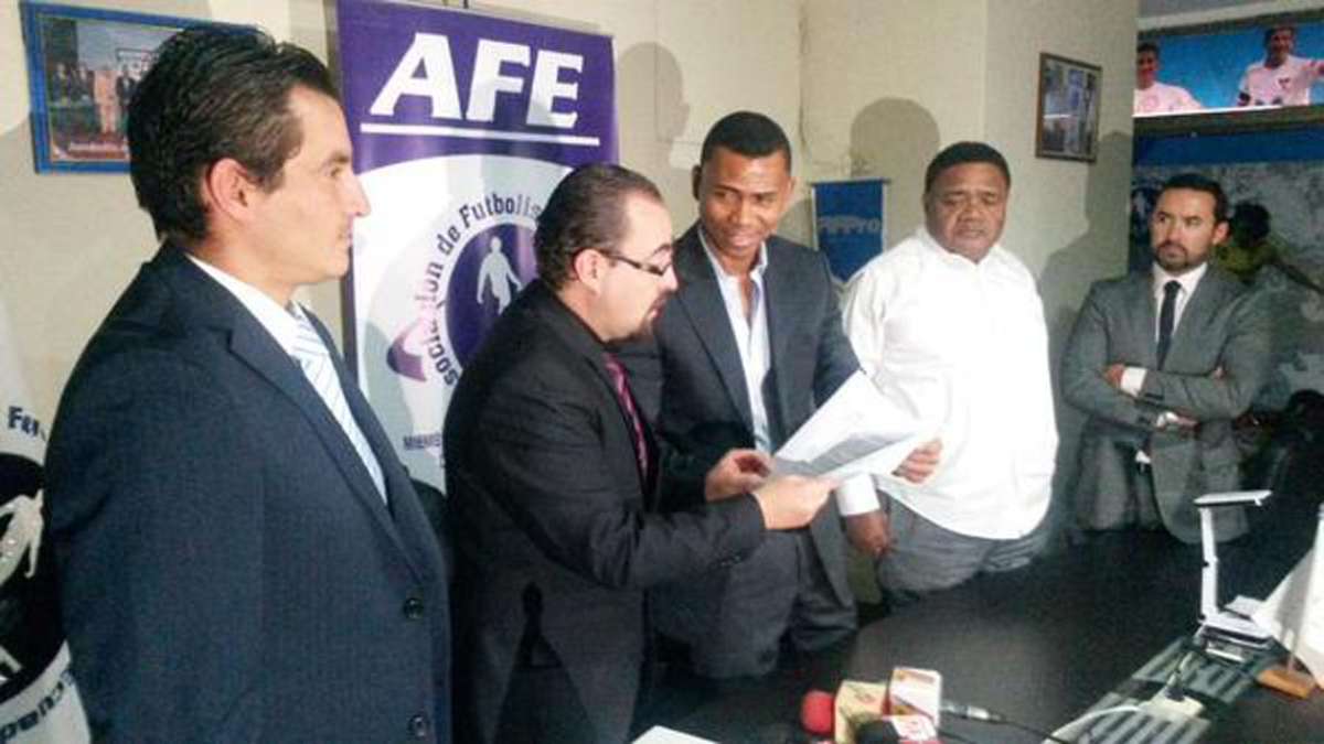 Iv&aacute;n Hurtado recibi&oacute; el Acuerdo Ministerial de manos del Viceministro Manolo Rodas: Foto: @MinTrabajoEc
