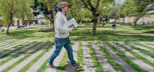 El mapeo desplegado por Alex Schlenker a lo largo del territorio articula una serie de estrategias que parte del acto (pol&iacute;tico) de caminar el barrio La Floresta.  