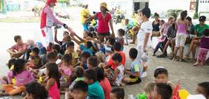 Ni&ntilde;os de Canoa observan el show de un payaso en uno de los albergues habilitados en esta parroquia.