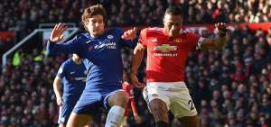 Manuel Garc&iacute;a Alonso, volante del Chelsea, intenta quitarle el bal&oacute;n al lateral derecho y capit&aacute;n del M&aacute;nchester United, el ecuatoriano Antonio Valencia.