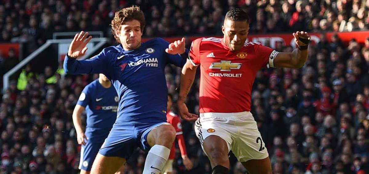 Manuel Garc&iacute;a Alonso, volante del Chelsea, intenta quitarle el bal&oacute;n al lateral derecho y capit&aacute;n del M&aacute;nchester United, el ecuatoriano Antonio Valencia.