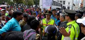 Los manifestantes intentaron bloquear la calle Venezuela como forma de presi&oacute;n para que los atendieran.