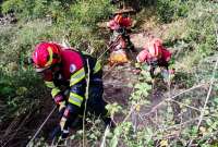 Los bomberos rescataron a una persona de la quebrada de Guayllabamba