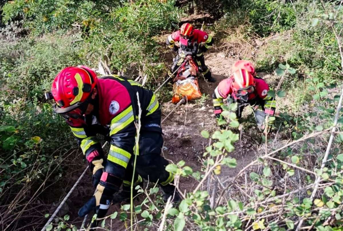 Los bomberos rescataron a una persona de la quebrada de Guayllabamba
