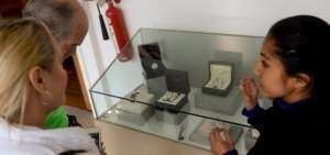 Los ciudadanos que visiten las instalaciones del Palacio de Carondelet puede ver de cerca los art&iacute;culos que ser&aacute;n subastados.