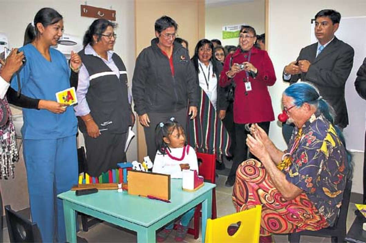  Patch Adams, con un traje de payaso muy colorido, interactu&oacute; con los asistentes.