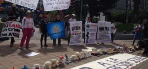 Los familiares y v&iacute;ctimas de violaciones por sacerdotes y docentes protestaron ayer a las afueras de la Fiscal&iacute;a, en Quito.        