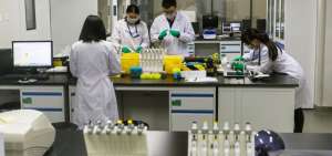 T&eacute;cnicos trabajan en el laboratorio de investigaci&oacute;n de ADN para la secuenciaci&oacute;n de genes, en Nanjing (China).