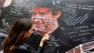 Fans llegan a darle el &uacute;ltimo adi&oacute;s a Cerati 