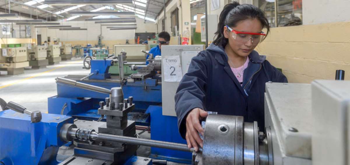 Desde el primer a&ntilde;o de formaci&oacute;n los estudiantes reciben clases pr&aacute;cticas. Lo hacen en los 18 talleres y en los 20 laboratorios.