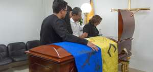 El f&eacute;retro de &Eacute;dison fue cubierto con la bandera del colegio en el que estudiaba.