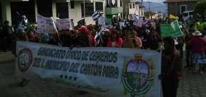 Trabajadores municipales de Mira solicitaron el pago de sueldos atrasados
