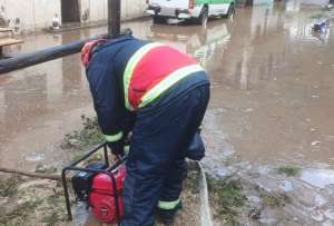 Bomberos de Quito acudieron a varias zonas de Quito inundadas por las lluvias.